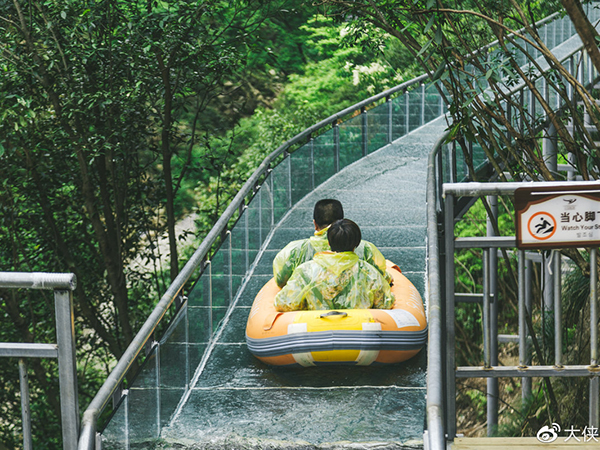 世界首座分制式滑道式滑草場十一異?；鸨? width=